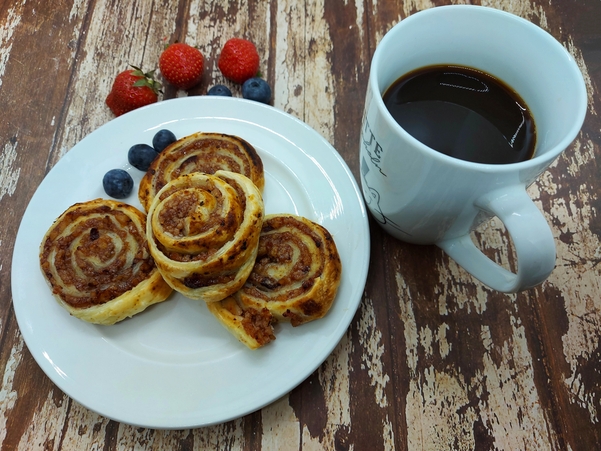 sliwkowe ślimaczki z ciasta francuskiego